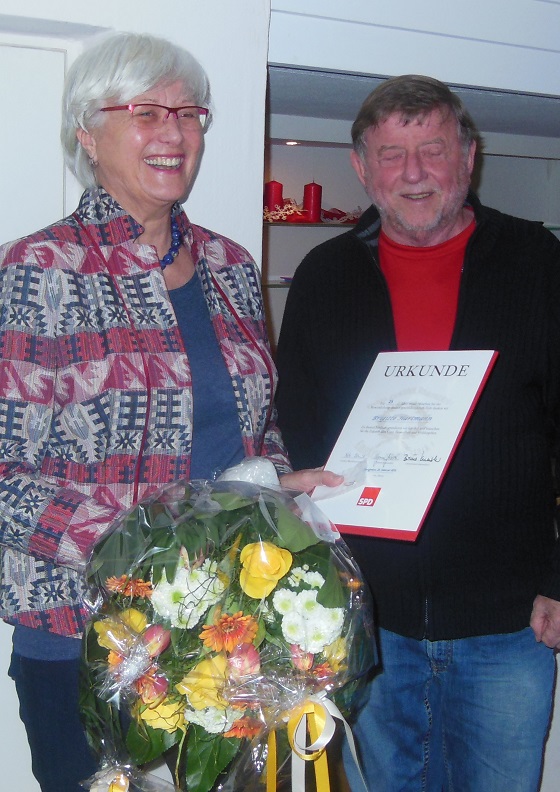 Bruno Kneisler gratuliert Brigitte Hartmann zum 25. Jubiläum